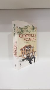 Cadáveres às costas